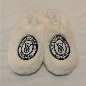 NWT Victoria's Secret White Fuzzy Slippers🤍